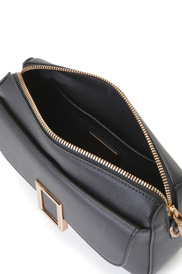 "버베나 크로스 21"은 소가죽 소재의 여성용 크로스백입니다. 미디엄 사이즈의 블랙 컬러, 무지 패턴으로 캐주얼한 스타일을 연출하며, 웨빙 스트랩 디테일이 돋보입니다. 탈부착 및 조절 가능한 스트랩으로 다양한 스타일 연출이 가능하며, 지퍼형 잠금 방식으로 내용물을 안전하게 보관할 수 있습니다. 내부 포켓 1개와 외부 포켓 1개, 골드 하드웨어, 탑 오픈 타입 디자인으로 실용성을 더해 여행룩과 일상룩에 모두 잘 어울립니다.
