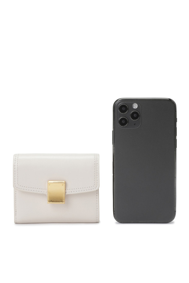 라비스(Rabis) 슬림 미니 반지갑은 소가죽 소재의 여성용 반지갑입니다. 사각 무늬와 사각 장식으로 디자인되었으며, 슬림한 디자인과 광택감 있는 소재가 특징입니다. 내부에는 지폐칸 1개, 카드칸 6개, 동전칸 1개가 있어 수납력을 높였습니다. 데이트룩, 쇼핑룩, 카페룩 등 다양한 TPO에 어울리며, 클래식, 미니멀, 시크 스타일을 연출하기 좋습니다. 빈티지 골드 컬러의 하드웨어가 고급스러운 포인트를 더합니다.
