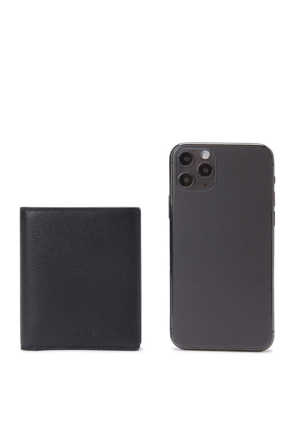 벨로(Velo) 반지갑은 부드러운 터치감과 미니멀한 디자인이 돋보이는 소가죽 반지갑입니다. 사피아노 타입 엠보 가죽으로 제작되어 스크래치와 이염에 강하며, 콤팩트한 사각 디자인으로 제작되었습니다. 내부에는 6개의 카드칸, 1개의 지폐칸, 그리고 클리패스 카드칸 1개가 있어 수납력을 높였습니다. 데이트룩이나 출근룩과 같은 일상에 미니멀하고 클래식한 스타일을 더해 시크한 매력을 연출해보세요.
