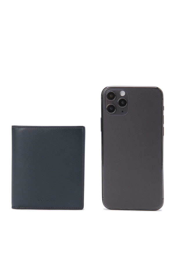 벨로(Velo) 반지갑은 미니멀한 스타일을 추구하는 남녀 모두를 위한 사각 형태의 반지갑입니다. 부드러운 촉감의 소가죽 사피아노 소재로 제작되어 견고하며, 스크래치 및 이염 방지 기능으로 실용성을 더했습니다. 카드칸 6개, 지폐칸 1개, 클립패스 카드칸 1개로 구성되어 수납력을 높였으며, 콤팩트한 사이즈로 휴대성을 강조했습니다. 데이트룩, 오피스룩, 비즈니스 캐주얼 등 다양한 TPO에 매치하여 시크하고 클래식한 스타일을 연출할 수 있습니다.
