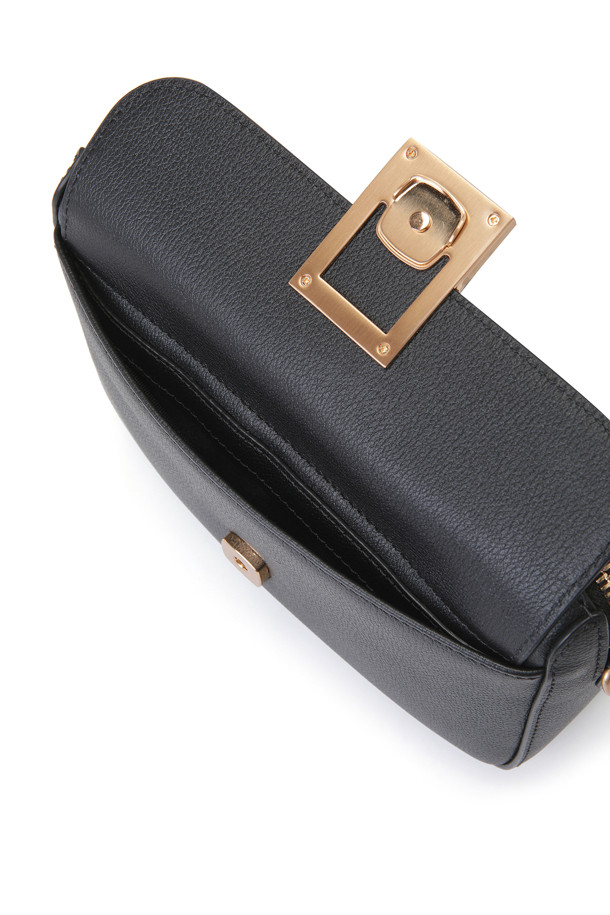 "버베나 크로스 21"은 소가죽 소재의 여성용 크로스백입니다. 미디엄 사이즈의 블랙 컬러, 무지 패턴으로 캐주얼한 스타일을 연출하며, 웨빙 스트랩 디테일이 돋보입니다. 탈부착 및 조절 가능한 스트랩으로 다양한 스타일 연출이 가능하며, 지퍼형 잠금 방식으로 내용물을 안전하게 보관할 수 있습니다. 내부 포켓 1개와 외부 포켓 1개, 골드 하드웨어, 탑 오픈 타입 디자인으로 실용성을 더해 여행룩과 일상룩에 모두 잘 어울립니다.
