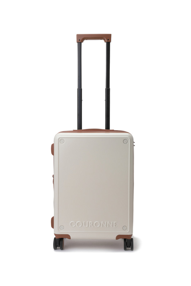 팜트리(Palm Tree) 캐리어는 21인치 기내용 사이즈의 화이트 색상 폴리카보네이트 캐리어입니다. 내충격성, 내후성, 내열성, 자기소화성을 갖춰 튼튼하며, 높이 조절 핸들과 골드 컬러 하드웨어, 금속 라벨이 디자인을 완성합니다. 사각형 모양에 지퍼형 잠금 방식이며, 내부에는 2개의 포켓과 2개의 지퍼가 있어 수납력을 높였습니다.
