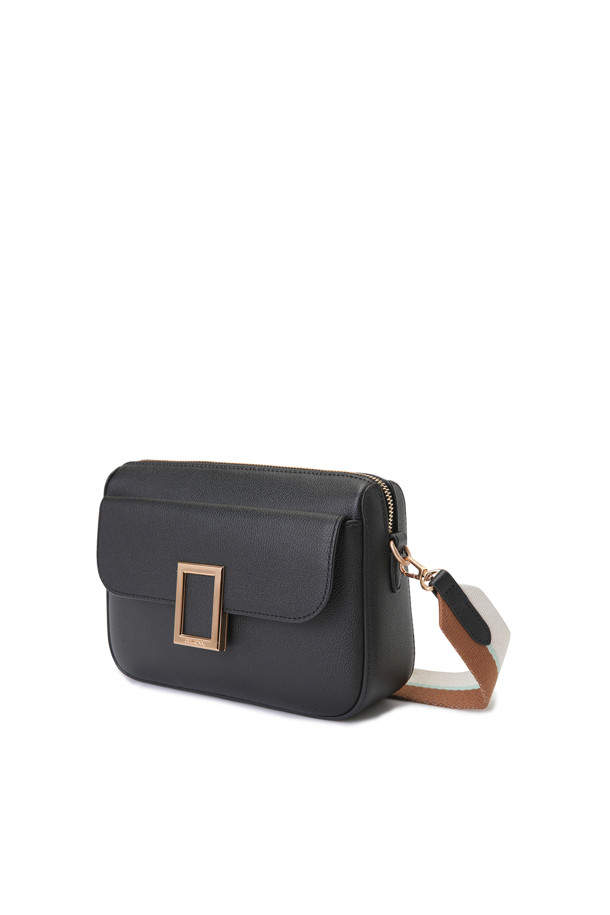 "버베나 크로스 21"은 소가죽 소재의 여성용 크로스백입니다. 미디엄 사이즈의 블랙 컬러, 무지 패턴으로 캐주얼한 스타일을 연출하며, 웨빙 스트랩 디테일이 돋보입니다. 탈부착 및 조절 가능한 스트랩으로 다양한 스타일 연출이 가능하며, 지퍼형 잠금 방식으로 내용물을 안전하게 보관할 수 있습니다. 내부 포켓 1개와 외부 포켓 1개, 골드 하드웨어, 탑 오픈 타입 디자인으로 실용성을 더해 여행룩과 일상룩에 모두 잘 어울립니다.
