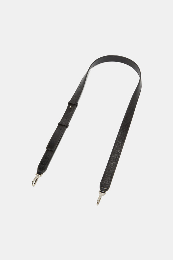 피벗 스트랩은 여성 고객을 위한 가방 스트랩입니다. 소가죽 소재에 엠보싱 가공과 광택 마감으로 고급스러운 질감을 더했습니다. 실버와 크림 두 가지 색상으로 제공되며, 버클 디자인과 사이즈 조절 기능이 있어 실용성을 높였습니다. 일상용으로 활용하기 좋으며, 가방에 부착하여 스타일을 연출할 수 있습니다. 클래식하고 미니멀한 디자인으로 다양한 스타일에 매치하기 좋습니다.
