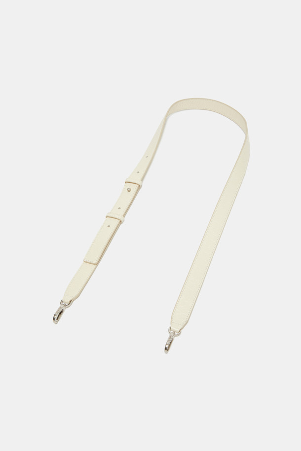 피벗 스트랩은 여성용 가방 스트랩으로, 크림과 실버 두 가지 색상으로 만나볼 수 있습니다. 소가죽 소재에 크링클 엠보싱을 더해 자연스러운 광택과 부드러운 촉감을 선사하며, 숄더 스트랩으로 활용 가능합니다. 버클 디테일이 돋보이는 무지 디자인으로, 사이즈 조절이 가능하여 실용성을 높였습니다. 쇼핑룩, 모임룩 등 다양한 TPO에 클래식, 미니멀, 캐주얼 스타일을 더해주는 데일리 아이템입니다. 가방의 실용성을 더해주는 탈부착 가능한 스트랩으로 가방의 활용도를 높여보세요.

