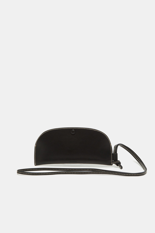 쎄느 선글라스 파우치는 미니멀하고 클래식한 스타일을 추구하는 여성을 위한 선글라스 보관용 파우치입니다. 라미네이티드 레더 소재로 제작되어 생활 방수, 방습 기능을 갖춰 선글라스를 안전하게 보호합니다. 스크래치를 방지하며 내부 수납공간을 통해 선글라스를 편리하게 보관할 수 있으며, 관리가 용이합니다. 단독 파우치로 사용하거나 가방에 부착하여 활용할 수 있으며, 천연 가죽 대비 내구성이 우수합니다.
