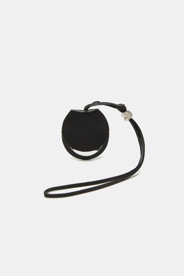 듀 미러 참은 매트 실버 컬러의 미니멀한 스타일을 추구하는 공용 참 장식입니다. 합성가죽과 금속 소재로 제작되었으며, 심플하고 시대를 초월하는 디자인이 특징입니다. 듀 미러 참은 생활 방수 기능과 함께 경량성을 갖춰 가방에 부착하여 사용하기 편리합니다. 내장된 미러는 독립형 손거울로 활용 가능하여, 일상생활에서 실용성을 더합니다.
