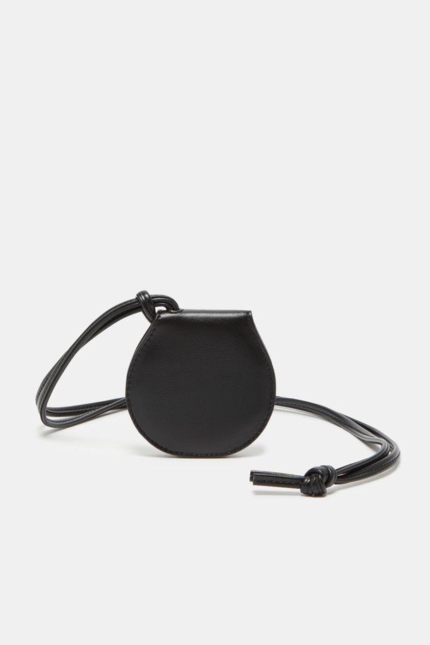 Billo(빌로) 미러 브러쉬 참은 부드러운 스웨이드 터치감과 은은한 광택이 돋보이는 합성가죽 소재의 미니 사이즈 참/키링입니다. 원형 디자인에 거울과 브러쉬가 달려 실용성을 더하며, 유려한 곡선 라인이 돋보입니다. 가방에 포인트를 더하거나 목걸이로 활용 가능하며, 긴 끈이 포함되어 있습니다. 물이나 오염물 침투를 방지하며, 일반 레더 소재보다 가볍게 제작되었습니다. 클래식, 미니멀, 캐주얼 스타일의 데이트룩, 쇼핑룩, 카페룩에 잘 어울립니다.
