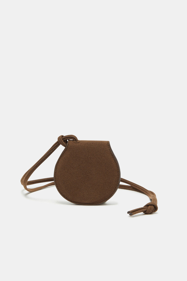 Billo 미러 브러쉬 참은 미니멀, 클래식, 캐주얼 스타일을 즐기는 분들을 위한 가방 참입니다. 부드러운 스웨이드와 합성가죽 소재를 사용하여 은은한 광택과 유려한 곡선 라인이 돋보이며, 브라운과 블랙 두 가지 컬러로 출시되었습니다. 원형 디자인에 거울과 브러쉬가 내장되어 실용성을 더했으며, 긴 끈이 포함되어 있어 데이트룩, 쇼핑룩 등 다양한 TPO에 활용하기 좋습니다. 일반 레더 소재보다 가볍고, 물이나 오염물 침투를 방지하여 여름철에도 쾌적하게 착용할 수 있습니다.
