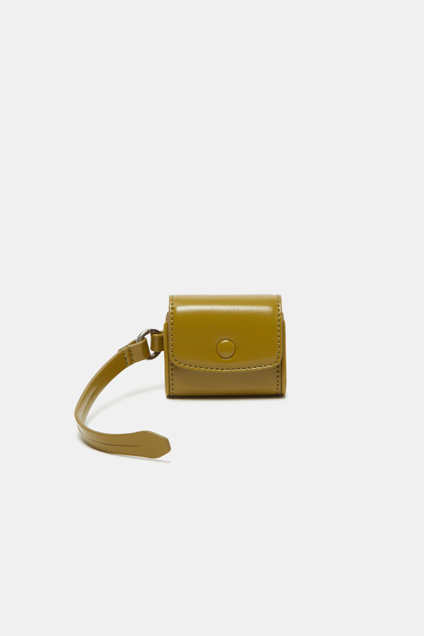 Buttony 에어팟 케이스는 합성가죽 소재의 미니멀한 사각 디자인으로, 동네 마실룩, 카페룩, 여행룩 등 다양한 TPO에 어울립니다. 실버 컬러에 스냅형 잠금 방식으로 편리함을 더했으며, 탈부착 스트랩과 내부 수납공간이 있어 실용적입니다. 모든 에어팟 세대 및 갤럭시 버즈와 호환 가능하며, 작은 립스틱 수납도 가능합니다. 미니멀하고 클래식한 디자인으로 여름 시즌에 특히 적합하며, 관리가 용이합니다.
