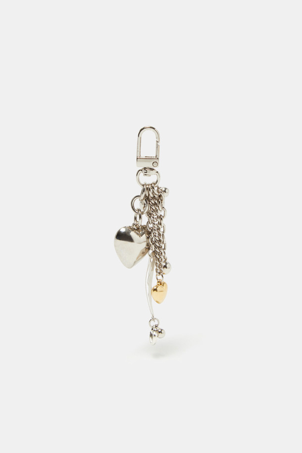 러브 클립 참은 엘레강스 무드를 연출하는 실버도금 메탈 소재의 액세서리입니다. 하트 펜던트, 볼 참, 체인, 레이저 각인 로고가 디자인되어 있으며, 스파클링한 실버 체인과 고급스러운 도금 마감이 특징입니다. 가방, 지퍼, 벨트 고리 등에 탈부착하여 개성 있는 스타일을 연출할 수 있습니다. 데이트룩, 모임룩, 쇼핑룩 등 다양한 TPO에 클래식, 로맨틱, 미니멀 스타일을 더해 보세요. 유니크하고 사랑스러운 무드를 선사합니다.
