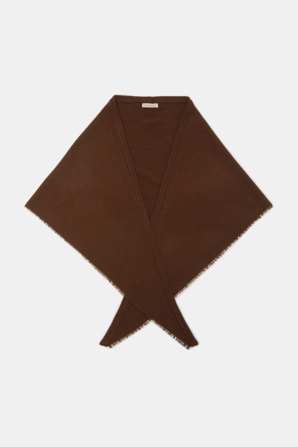 **Triangle 울 머플러**는 부드러운 촉감의 울 소재로 제작되어 가을, 겨울철 따뜻함을 선사합니다. 베이직하고 클래식한 스타일을 기반으로, 삼각형 디자인이 독특한 포인트를 더합니다. 두꺼운 두께감으로 뛰어난 보온성을 제공하며, 출근룩과 모임룩 등 다양한 TPO에 활용 가능합니다. 미니멀, 클래식, 캐주얼 등 어떤 스타일에도 자연스럽게 매치되어 폭넓은 활용도를 자랑합니다. 브라운 컬러의 무지 디자인으로, 어떤 옷에도 쉽게 코디할 수 있습니다.
