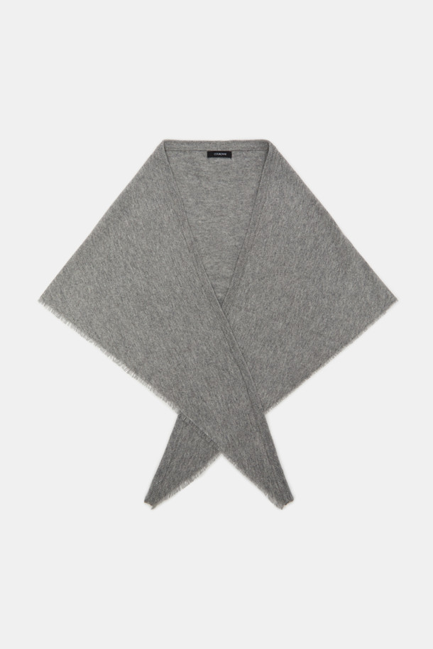 쌀쌀한 날씨에 따뜻함과 스타일을 더해줄 '트라이앵글 울 머플러'입니다. 부드러운 촉감의 울 소재로 제작되어 포근함을 선사하며, 삼각형 디자인으로 세련된 포인트를 줍니다. 베이직한 디자인과 그레이 컬러는 어떤 옷차림에도 잘 어울려, 클래식, 미니멀, 캐주얼 등 다양한 스타일을 연출할 수 있습니다. 특히 출근룩에 매치하여 스타일리시하면서도 보온성을 챙길 수 있습니다. 가을, 겨울 시즌 데일리 아이템으로 활용하기 좋습니다.
