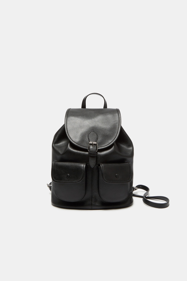 Buttony 백팩 24는 부드러운 소가죽 소재의 여성용 백팩입니다. 24 사이즈로, 플랩 디자인과 버클, 실버 하드웨어 장식이 돋보이며, 사각 모양에 무지 패턴으로 제작되었습니다. 사이즈 조절과 손잡이 기능을 갖췄으며, 부드러운 실루엣과 구조적인 디테일이 특징입니다. 외부 오픈 포켓 2개, 지퍼 포켓 1개, 내부 백패널 포켓 1개, 버튼형 잠금과 조임 끈으로 내용물을 안전하게 보관할 수 있습니다. 오피스룩, 출근룩, 모임룩 등 다양한 TPO에 클래식, 미니멀, 시크한 스타일을 더해줍니다.
