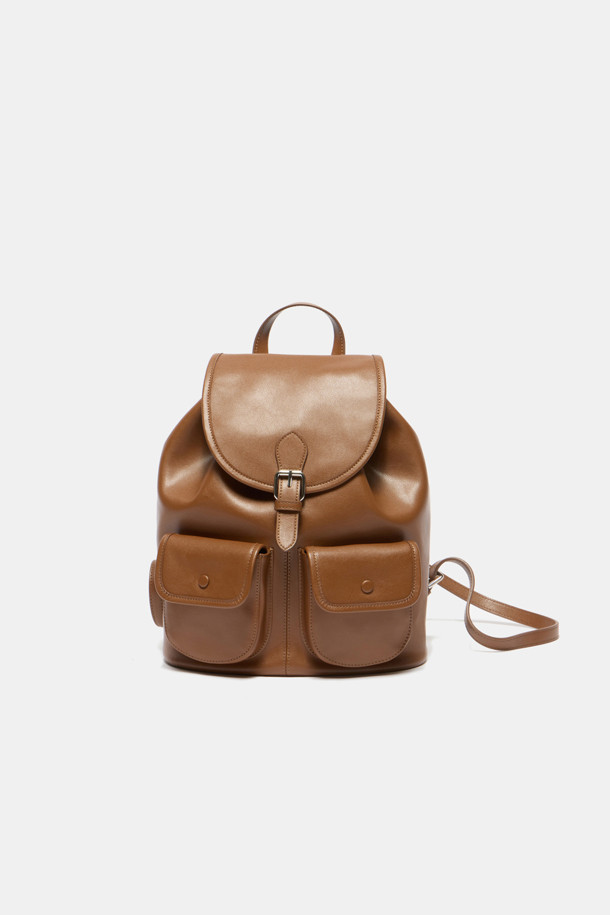 버터니 백팩 24는 부드러운 소가죽 소재의 여성 가방입니다. 브라운 컬러의 무지 디자인으로, 버튼, 지퍼, 드로우스트링 디테일이 돋보이며, 미디엄 사이즈의 사각형 쉐입을 갖추었습니다. 외부 오픈 포켓 2개, 지퍼 포켓 1개, 내부 백패널 오픈 포켓 1개로 실용적인 수납력을 제공하며, 조절 가능한 스트랩으로 편안한 착용감을 선사합니다. 글로시 마감으로 고급스러움을 더하여 데이트룩, 쇼핑룩, 카페룩 등 다양한 TPO에 클래식, 미니멀, 시크 스타일을 연출하기 좋습니다.
