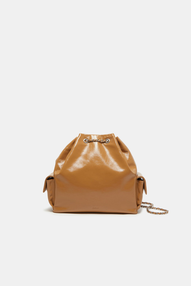 세련된 디자인의 노아 체인 백팩 29 (Noa Chain Backpack 29)을 소개합니다. 부드러운 소가죽 소재로 제작되었으며, 매트 실버 하드웨어와 글로시 마감으로 고급스러움을 더했습니다. 미디엄 사이즈의 사각 쉐입 백팩으로, 11인치 iPad 수납이 가능하며 양쪽 사이드 포켓과 내부 포켓 1개로 실용성을 높였습니다. 숄더백, 크로스백, 핸드백으로 변형 가능하여 다양한 스타일 연출이 가능하며, 체인 디테일로 포인트를 주어 데이트룩, 쇼핑룩, 모임룩 등 어떤 TPO에도 잘 어울립니다. 미니멀하고 시크한 스타일을 선호하는 여성분들께 추천합니다.
