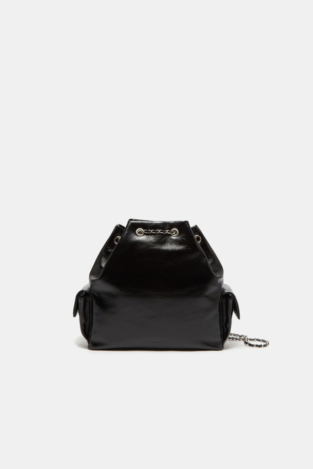 Noa 체인 백팩 29는 여성들을 위한 미디엄 사이즈의 블랙 소가죽 백팩입니다. 광택 있는 가죽 마감과 사각 쉐입, 체인 장식이 클래식하면서도 모던한 스타일을 연출합니다. 태블릿 수납이 가능하며, 내부 포켓과 측면 포켓으로 실용성을 더했습니다. 숄더백 또는 크로스백으로 변형하여 오피스룩, 모임룩 등 다양한 TPO에 활용 가능하며, 미니멀하고 시크한 스타일을 완성합니다. 버클형 잠금 방식으로 안전하게 소지품을 보관할 수 있습니다.
