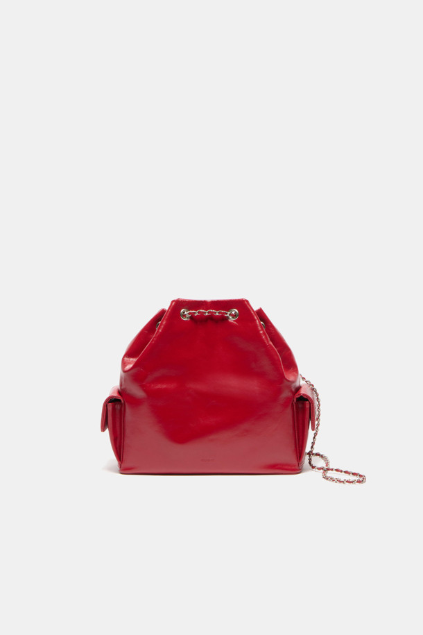 Noa 체인 백팩 29는 여성스러운 매력을 더해줄 미디엄 사이즈의 사각 백팩입니다. 소가죽 소재의 레드 컬러, 무지 패턴 디자인으로 클래식하고 엘레강스한 스타일을 연출합니다. 11인치 아이패드 수납이 가능하며, 내부 포켓, 측면 포켓이 있어 실용적입니다. 숄더, 크로스, 백팩 3way로 연출 가능하며, 체인 스트랩으로 길이 조절이 가능하여 데이트룩, 모임룩 등 다양한 TPO에 맞춰 시크하고 미니멀한 스타일을 완성할 수 있습니다. 매트 실버 하드웨어 디테일이 고급스러움을 더합니다.
