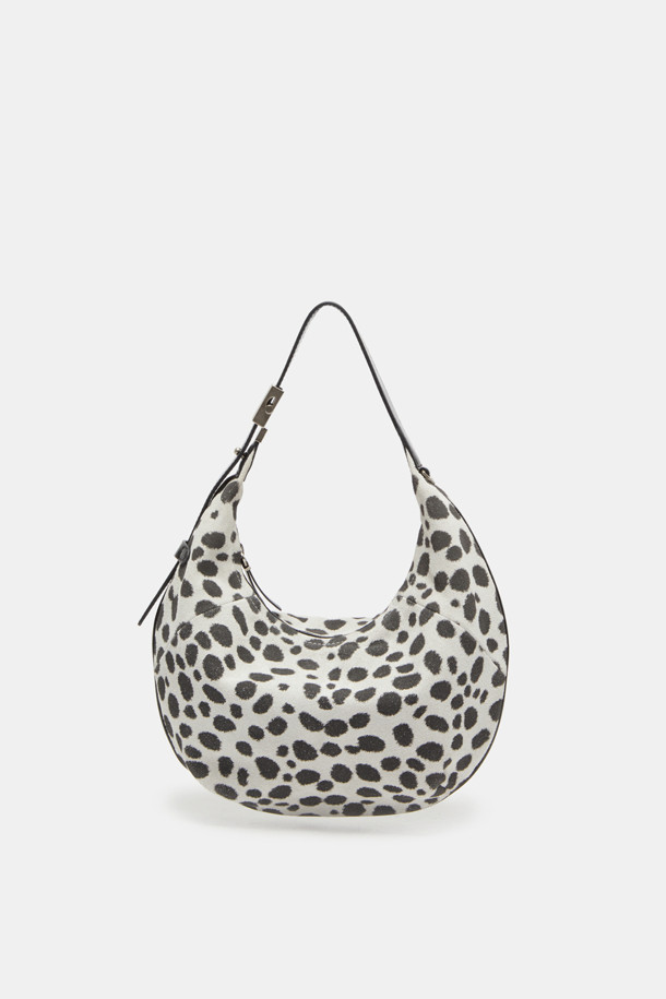 파고레스 크로스 31 밤비는 여성용 크로스백으로, 블랙과 화이트 두 가지 색상으로 만나볼 수 있습니다. 부드러운 가죽 소재에 귀여운 도트 및 애니멀 패턴이 돋보이며, 미디엄 사이즈로 제작되어 실용성을 더했습니다. 사각형 쉐입에 지퍼형 잠금 방식으로 소지품을 안전하게 보관할 수 있으며, 숄더 스트랩으로 편안하게 착용 가능합니다. 데이트룩, 모임룩 등 특별한 날은 물론, 미니멀, 시크 스타일에 맞춰 일상에서도 세련되게 연출할 수 있습니다.
