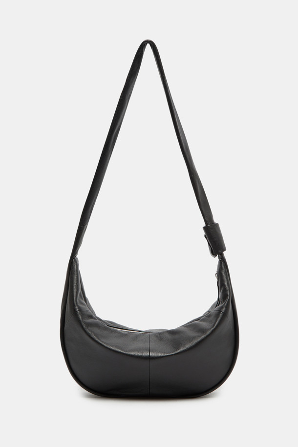 Faugeres Bow Cross 47 (포게르 보우 크로스 47)는 부드러운 소가죽 소재의 미디엄 사이즈 여성용 크로스백입니다. 자연스러운 캐주얼 스타일로, 리본 장식이 돋보이는 사각 쉐입의 디자인이 특징입니다. 숄더백 또는 크로스백으로 활용 가능하며, 2way 착용으로 다양한 연출이 가능합니다. 내부 포켓 1개와 11인치 iPad 수납이 가능하여 실용성을 더했습니다. 데이트룩 또는 쇼핑룩에 잘 어울리며, 미니멀, 캐주얼, 클래식 스타일을 즐기는 분들께 추천합니다.
