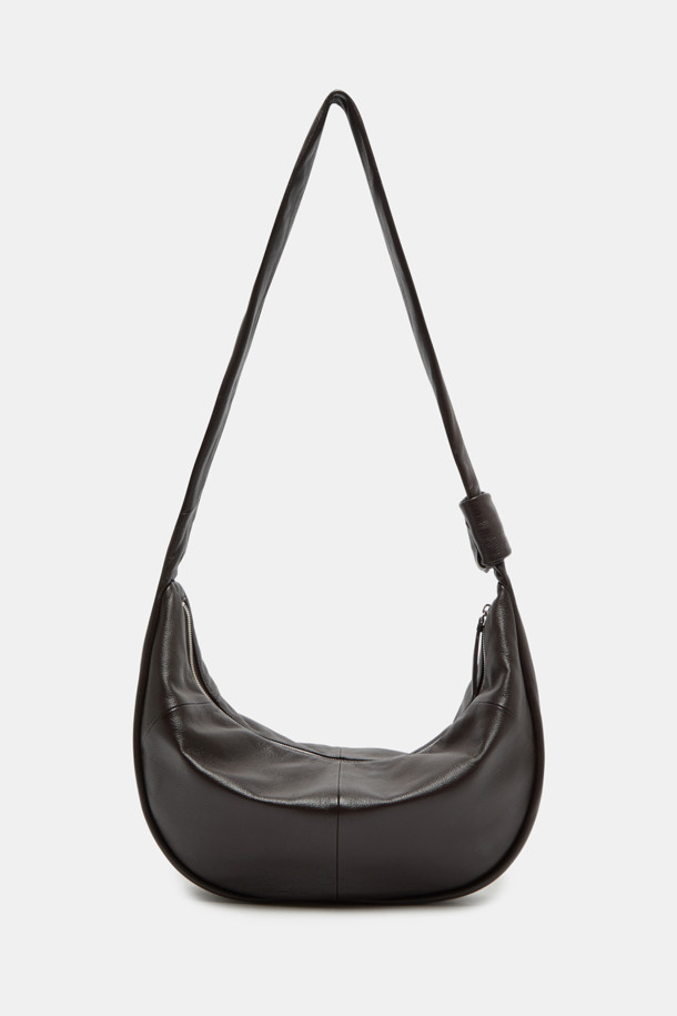 파고레스 보우 크로스 47는 부드러운 소가죽 소재의 미디엄 사이즈 여성 가방입니다. 자연스러운 폴딩 디자인과 리본 장식이 돋보이며, 내추럴 레더톤과 실버 컬러로 출시되었습니다. 숄더 및 크로스 형태로 착용 가능하며, 내부 포켓 1개와 함께 아이패드 11인치, 아이패드 미니, 아이폰, 맥북 프로까지 수납할 수 있어 실용적입니다. 심플하고 캐주얼한 실루엣으로 데이트룩, 쇼핑룩 등 다양한 일상 스타일에 클래식, 미니멀, 캐주얼 무드로 연출할 수 있습니다. 2way 스트랩으로 다양한 스타일을 연출할 수 있으며, 넉넉한 수납공간을 제공합니다.
