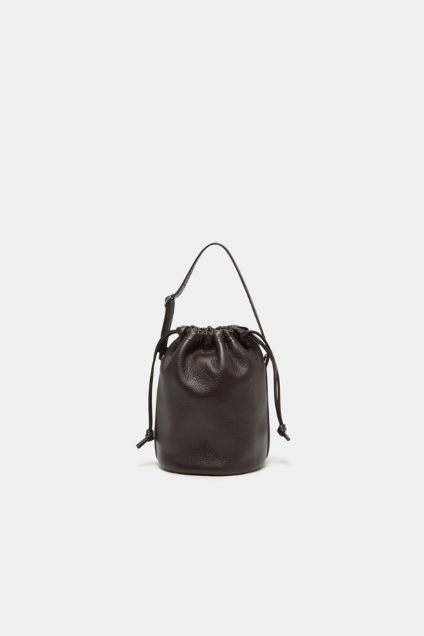 빌로 크로스 15는 부드러운 소가죽 소재에 실버 하드웨어 버클 장식으로 포인트를 준 여성 가방입니다. 15 사이즈로, 토트백과 크로스백 두 가지 스타일로 연출 가능한 2way 디자인이며, 탈부착 가능한 크로스 스트랩과 토트 핸들이 있어 실용적입니다. 내부에는 오픈 포켓 1개가 있으며, 조임용 끈으로 간편하게 여닫을 수 있습니다. 데이트룩, 쇼핑룩 등 다양한 TPO에 클래식, 미니멀, 시크한 스타일을 더해줍니다. 사용할수록 가죽 특유의 자연스러운 멋을 느낄 수 있는 가방입니다.
