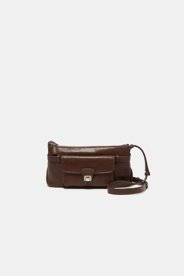 Noa 포켓 크로스 31은 여성 고객을 위한 미니멀하고 시크한 스타일의 크로스백입니다. 블랙, 브라운, 카멜 세 가지 색상으로 출시되었으며, 천연 가죽 소재에 실버 하드웨어 장식으로 포인트를 더했습니다. 옥스포드 원단 안감과 내부 지퍼 포켓, 탈부착 가능한 크로스 스트랩으로 실용성을 높였으며, 2way 착용이 가능합니다. 사각 쉐입에 생활 방수 기능을 갖춰 출근룩과 모임룩 등 일상생활에서 폭넓게 활용할 수 있습니다. 라미네이팅 처리, 스크래치 방지, 내구성 강화, 관리 용이한 특징을 갖춘 가방입니다.
