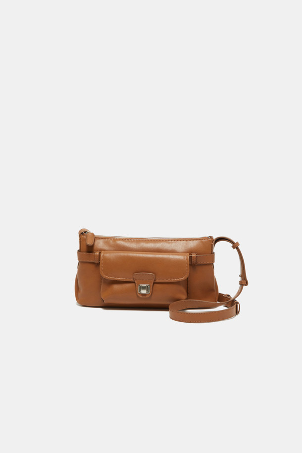 노아 포켓 크로스 31은 세련된 디자인과 실용성을 겸비한 여성용 크로스백입니다. 인조가죽과 면 소재로 제작되어 내구성이 뛰어나며, 블랙, 브라운, 카멜 세 가지 색상으로 출시되었습니다. 미니멀하고 모던한 스타일로, 데이트룩과 쇼핑룩에 잘 어울리며, 2-way 착용이 가능하여 다양한 스타일을 연출할 수 있습니다. 가방 내부에는 지퍼 포켓이 있어 소지품을 안전하게 보관할 수 있으며, 탈부착 가능한 크로스 스트랩과 실버 컬러 하드웨어, 버클 디자인이 특징입니다. 생활 방수 기능으로 갑작스러운 비에도 안심하고 사용할 수 있으며, 실용적인 가로형 사이즈에 편안한 착용감을 제공합니다.
