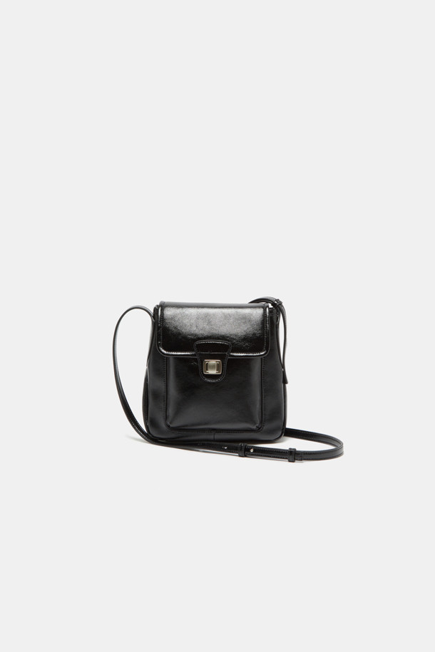 Noa 포켓 크로스 19는 여성스러운 스타일을 돋보이게 해주는 블랙 컬러의 미디엄 사이즈 가죽 크로스백입니다. 유행을 타지 않는 사각 쉐입에 미니멀하고 시크한 디자인으로, 오피스룩, 출근룩, 모임룩 등 다양한 TPO에 활용하기 좋습니다. 숄더 스트랩과 자석형 잠금 방식으로 실용성을 더했으며, 무지 디자인으로 어떤 스타일에도 잘 어울립니다. 가죽 소재 특유의 고급스러운 질감은 클래식한 분위기를 연출합니다. 데일리백으로 활용하기 좋은 아이템입니다.
