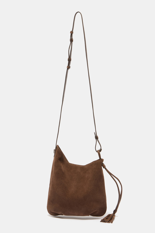 Faugeres 태슬 크로스 23은 부드러운 스웨이드 소재로 제작된 여성용 미디엄 사이즈 크로스백입니다. 캐주얼, 미니멀, 클래식 스타일에 잘 어울리며, 브라운 컬러와 무지 패턴으로 세련된 멋을 더합니다. 반원 형태의 가방 디자인에 태슬 장식이 포인트로 더해져 유니크함을 강조합니다. 지퍼형 잠금 방식으로 소지품을 안전하게 보관할 수 있으며, 숄더 스트랩과 크로스백 스트랩으로 다양한 스타일 연출이 가능합니다. 일상생활에서 편안하게 사용할 수 있는 실용적인 가방입니다.
