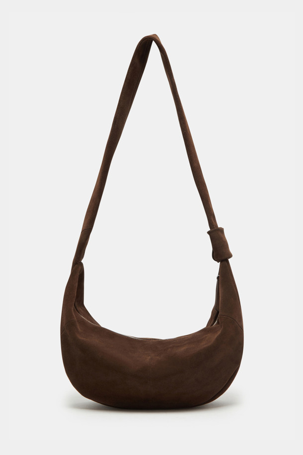 Faugeres Bow Cross 47 Suede (포게르 보우 크로스 47 스웨이드)는 부드러운 터치감의 스웨이드 소재로 제작된 여성용 크로스백입니다. 다크브라운 컬러의 미디엄 사이즈 반원 형태 가방으로, 리본과 메달 지퍼 장식이 돋보입니다. 내부 포켓 1개와 조절 가능한 스트랩이 있어 실용적이며, 11인치 아이패드 수납이 가능합니다. 숄더/크로스 2way 방식으로, 데이트룩이나 카페룩, 클래식, 미니멀, 걸리시 스타일 모두에 잘 어울립니다. 자연스러운 패티나 형성이 특징이며, 수분이나 마찰에 의해 이염될 수 있으니 주의하여 사용하십시오.
