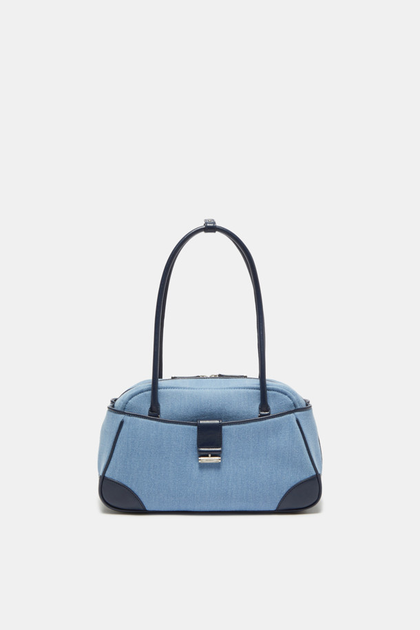 Vive 숄더 33 데님백은 여성 고객을 위한 미디엄 사이즈 숄더백입니다. 데님블루와 네이비 두 가지 색상으로 제공되며, 데님과 합성가죽 소재로 제작되어 캐주얼, 클래식, 미니멀 스타일을 모두 소화합니다. 사각형 쉐입에 지퍼형 잠금 방식으로 내용물을 안전하게 보관하며, 투톤 디자인과 더블 핸들로 포인트를 더했습니다. 데이트룩, 출근룩, 모임룩 등 다양한 TPO에 활용 가능합니다.
