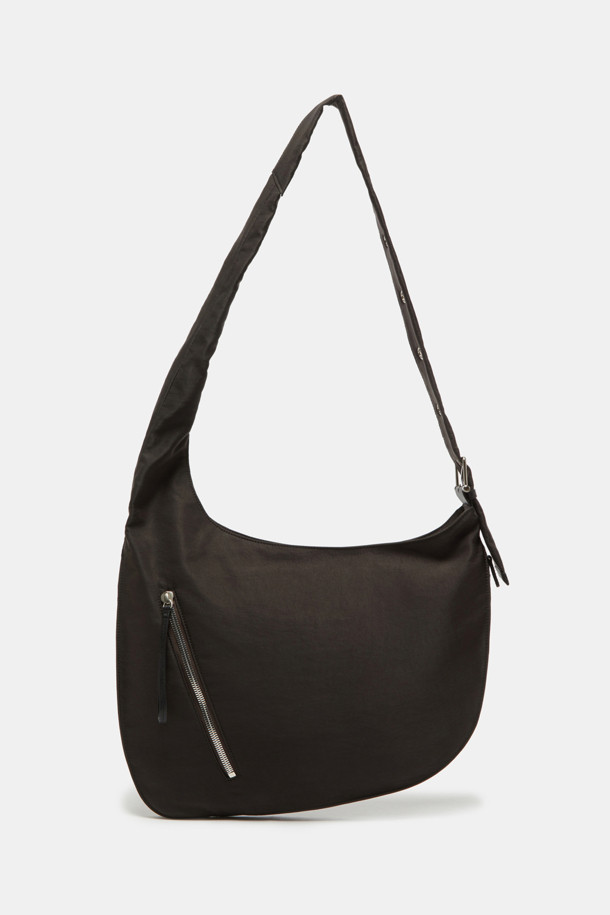 "루나 숄더 44 나일론" 숄더백은 여성 고객을 위해 디자인되었습니다. 브라운과 다크브라운 두 가지 색상으로 제공되며, 심플한 디자인과 무지 패턴이 특징입니다. 라지 사이즈의 반원 형태 가방으로, 지퍼형 잠금 방식으로 내용물을 안전하게 보관할 수 있습니다. 나일론 소재로 제작되어 튼튼하며, 숄더백과 크로스백 두 가지 스타일로 연출 가능하여 출근룩과 모임룩에 모두 잘 어울립니다. 미니멀, 클래식, 캐주얼 스타일을 선호하는 분들께 추천합니다.
