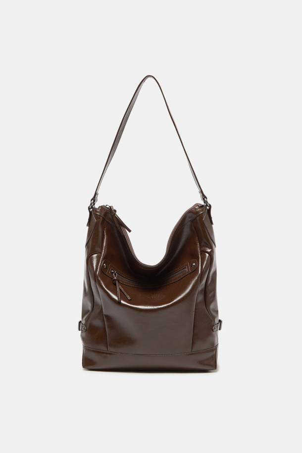 Hyper Zipper Shoulder 30 (하이퍼 지퍼 숄더 30)은 여성용 숄더백입니다. 브라운 컬러의 미디엄 사이즈 사각 숄더백으로, 무지 패턴의 합성가죽 소재로 제작되었습니다. 지퍼형 잠금 방식과 지퍼 디자인 장식이 특징이며, 숄더 스트랩으로 어깨에 편안하게 멜 수 있습니다. 오피스룩, 모임룩, 데이트룩 등 다양한 TPO에 클래식, 미니멀, 시크 스타일로 연출하기 좋습니다. 사이즈 조절이 가능하여 실용성을 더했습니다.
