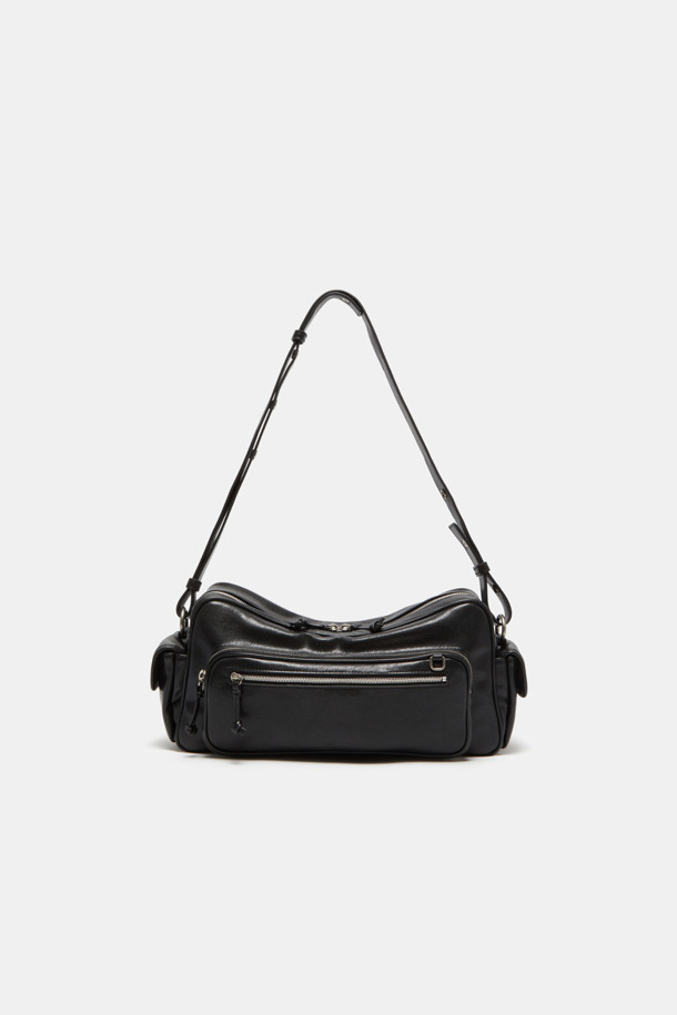 Hyper Zipper Shoulder 33 (하이퍼 지퍼 숄더 33)은 여성용 숄더백입니다. 블랙과 실버 두 가지 색상으로 제공되며, 합성가죽 소재에 사각형 모양으로 제작되었습니다. 도시적이고 트렌디한 디자인에 자연스러운 곡선 실루엣이 돋보이며, 지퍼 디테일이 포인트입니다. 숄더/크로스 2way로 활용 가능하며, 넉넉한 수납공간과 멀티 포켓, 조절 가능한 스트랩, 부드러운 촉감이 특징입니다. 일상 및 캐주얼, 쇼핑룩에 잘 어울리는 모던, 캐주얼, 스트릿 스타일의 가방입니다. 내부에는 1개의 메인 수납공간, 1개의 전면 지퍼 포켓, 1개의 패스스루 수납공간과 1개의 내부 정리 포켓이 있습니다.
