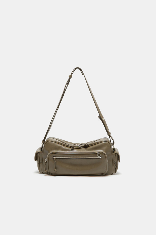 "하이퍼 지퍼 숄더 33"은 트렌디한 어반 무드를 연출하는 여성 숄더백입니다. 부드러운 합성가죽 소재에 실버 컬러와 무지 패턴으로 미니멀한 스타일을 강조했습니다. 자연스러운 주름 실루엣과 지퍼, 실버 하드웨어 장식이 세련된 포인트를 더하며, 33 사이즈로 넉넉한 수납 공간을 제공합니다. 숄더/크로스 2way 기능과 길이 조절 가능한 스트랩으로 실용성을 높였으며, 다수의 포켓(메인 앞 포켓 1개, 앞 지퍼 포켓 1개, 내부 오른쪽 포켓 1개)으로 소지품을 편리하게 정리할 수 있습니다. 캐주얼 룩에 특히 잘 어울리는 데일리 백입니다.
