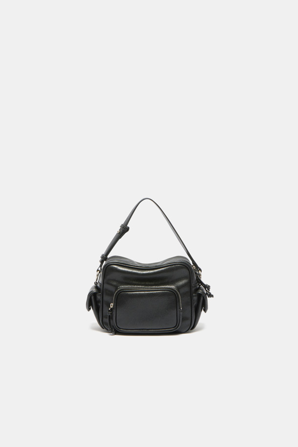 Hyper Zipper Shoulder 18 (하이퍼 지퍼 숄더 18)은 여성용 숄더/크로스/토트백으로, 캐주얼과 모던 스타일을 모두 만족시키는 가방입니다. 부드럽고 가벼운 합성가죽 소재에 무지 패턴, 사각 형태와 미디엄 사이즈로 제작되었으며, 자연스러운 주름 실루엣이 특징입니다. 지퍼 잠금 방식과 멀티 포켓 스타일, 탈부착 및 길이 조절 가능한 스트랩을 통해 실용성을 높였습니다. 넉넉한 수납공간(메인 포켓 1개, 앞면 지퍼 포켓 1개, 내부 오픈 포켓 1개, 물병 홀더 1개)으로 일상생활에서 편리하게 사용할 수 있습니다. 블랙과 실버 두 가지 색상으로 만나보세요.
