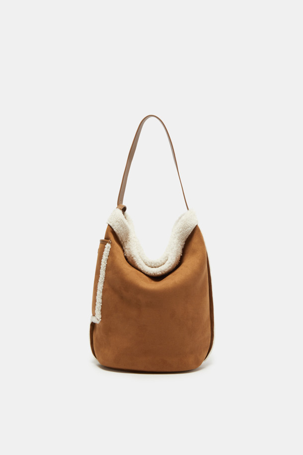 Haru 숄더 24 Fur는 여성용 숄더백으로, 캐주얼하고 미니멀한 스타일을 연출합니다. 실버 컬러의 양면 인조가죽과 퍼 소재로 제작되었으며, 미디엄 사이즈의 반원 모양 디자인이 특징입니다. 슬림한 디자인에 13인치 아이패드/태블릿 수납이 가능하며, 2-way 스타일링으로 다양한 연출이 가능합니다. 가을, 겨울 시즌에 어울리는 이 가방은 무지 디자인에 퍼 장식이 포인트이며, 1개의 포켓과 실버 하드웨어로 실용성을 더했습니다. 일상에서 편안하게 사용할 수 있는 숄더백입니다.
