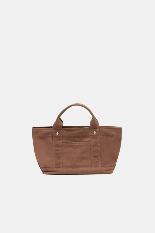 시느 이지 토트 38 캔버스 가방은 여성용 토트백입니다. 캔버스 소재에 실버 하드웨어와 로고 자수 디테일이 돋보이며, 38 사이즈로 넉넉한 수납공간을 제공합니다. 내부에는 탈부착 가능한 보드와 앞뒤 포켓, 내부 수납공간이 있어 실용성을 높였습니다. 지퍼형 잠금 방식으로 소지품을 안전하게 보호하며, 쇼핑룩, 출근룩 등 캐주얼, 미니멀, 클래식 스타일 모두에 잘 어울립니다.
