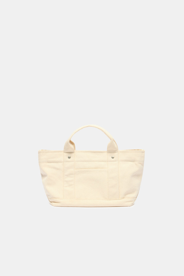 세인 이지 토트 38 캔버스 가방은 여성분들을 위한 데일리 토트백입니다. 넉넉한 수납공간과 탈부착 가능한 이너패널이 있어 실용적인 사용이 가능하며, 앞뒤 포켓으로 소지품 정리에 용이합니다. 가볍고 튼튼한 캔버스 소재에 자수 로고가 포인트로 디자인되었으며, 실버 하드웨어와 지퍼형 잠금 방식으로 세련됨을 더했습니다. 쇼핑룩이나 산책룩과 같은 캐주얼, 미니멀, 클래식 스타일의 코디에 잘 어울립니다. 26 사이즈의 사각형 토트백으로, 데일리 가방으로 활용하기 좋습니다.
