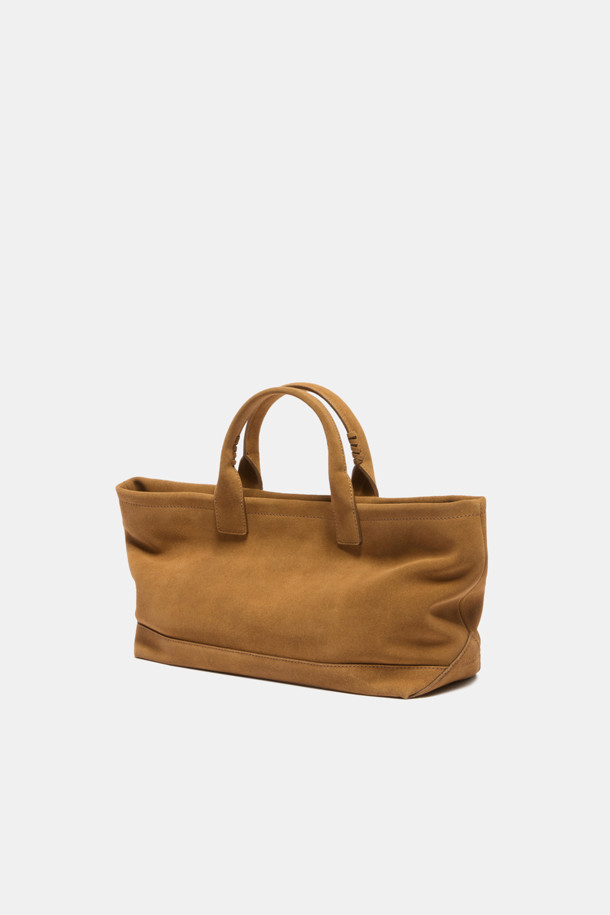 세느 이지 토트 45 스웨이드 백은 부드러운 브라운 컬러의 스웨이드 소재로 제작된 여성용 토트백입니다. 미디엄 사이즈의 사각 디자인으로, 모던하고 미니멀한 스타일을 연출하며 출근룩과 모임룩에 적합합니다. 손잡이와 넉넉한 수납 공간을 제공하며, 내부 포켓과 분리형 내부판, 그리고 13인치 아이패드 수납이 가능한 실용성을 갖췄습니다. 아이폰, 아이패드, 맥북 프로까지 수납 가능한 넉넉한 내부 공간은 일상 속에서 편리함을 더합니다. 오픈형 잠금 방식으로 간편하게 물건을 넣고 꺼낼 수 있으며, 미니멀, 클래식, 시크한 스타일에 잘 어울립니다.
