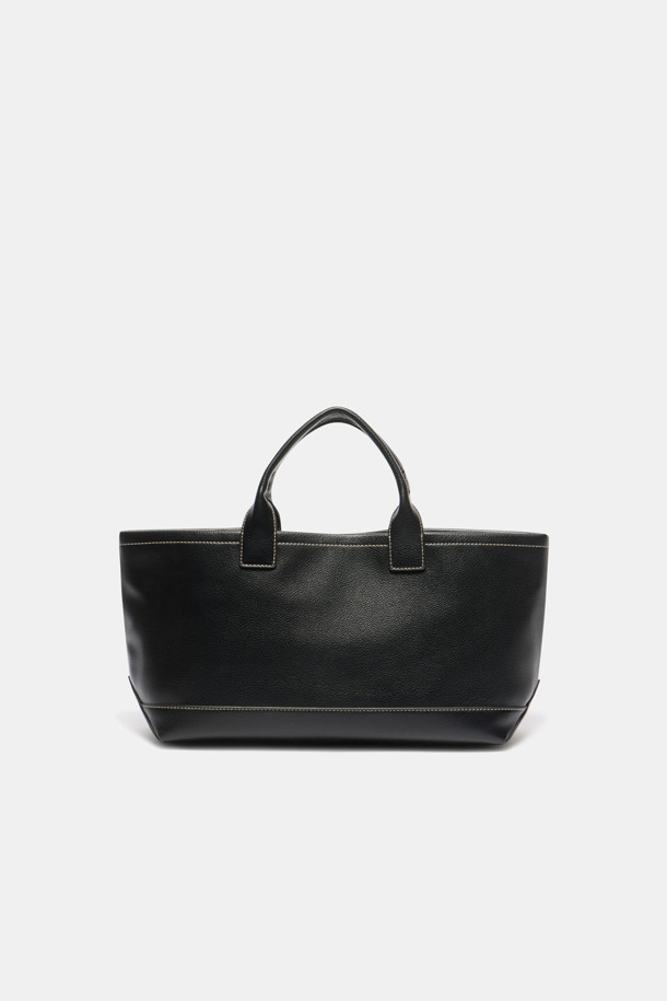 세느 이지 토트 45는 여성스러운 스타일을 강조하는 미디엄 사이즈의 블랙 토트백입니다. 방수 기능을 갖춘 가볍고 실용적인 합성가죽 소재로 제작되어 출근룩, 오피스룩, 쇼핑룩 등 다양한 TPO에 활용하기 좋습니다. 13인치 아이패드 수납이 가능하며, 내부 수납공간과 탈부착 가능한 내부 보드를 통해 수납력을 높였습니다. 미니멀, 클래식, 시크한 스타일을 즐겨 입는 분들에게 적합한 사각 디자인의 토트백입니다.
