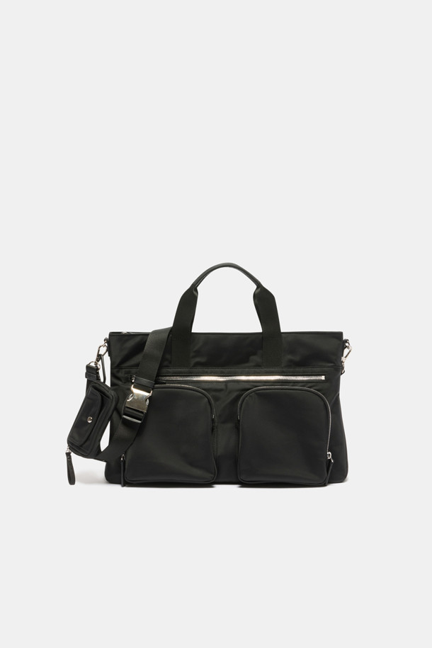 Mova(모바) 브리프케이스 41은 남녀 모두 사용할 수 있는 미디엄 사이즈의 사각 브리프케이스입니다. 방수 기능의 블랙 나일론 소재로 제작되었으며, 미니멀, 클래식, 시크한 스타일을 연출합니다. 15인치 노트북 수납이 가능하며, 3개의 독립적인 지퍼 포켓, 뒷면 마그네틱 포켓, 내부 3개의 오픈 포켓, 분리형 및 측면 미니 파우치 등 넉넉한 수납공간을 제공합니다. 실버 컬러 하드웨어와 지퍼형, 마그네틱형 잠금 방식으로 비즈니스 캐주얼, 출근룩, 해외 출장룩에 잘 어울리는 실용적인 아이템입니다.
