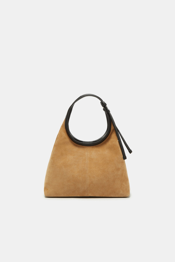 세느 토트 30 스웨이드는 미니멀하고 클래식한 스타일을 추구하는 여성들을 위한 가방입니다. 부드러운 스웨이드 소재와 반원 형태의 디자인이 특징이며, 브라운과 블랙 두 가지 색상으로 만나볼 수 있습니다. 30 사이즈의 미디엄 토트백으로, 지퍼형 잠금 방식으로 소지품을 안전하게 보관할 수 있습니다. 출근룩, 오피스룩, 모임룩 등 다양한 TPO에 활용 가능한 데일리 아이템입니다. 세련된 디자인은 시크한 무드를 연출합니다.
