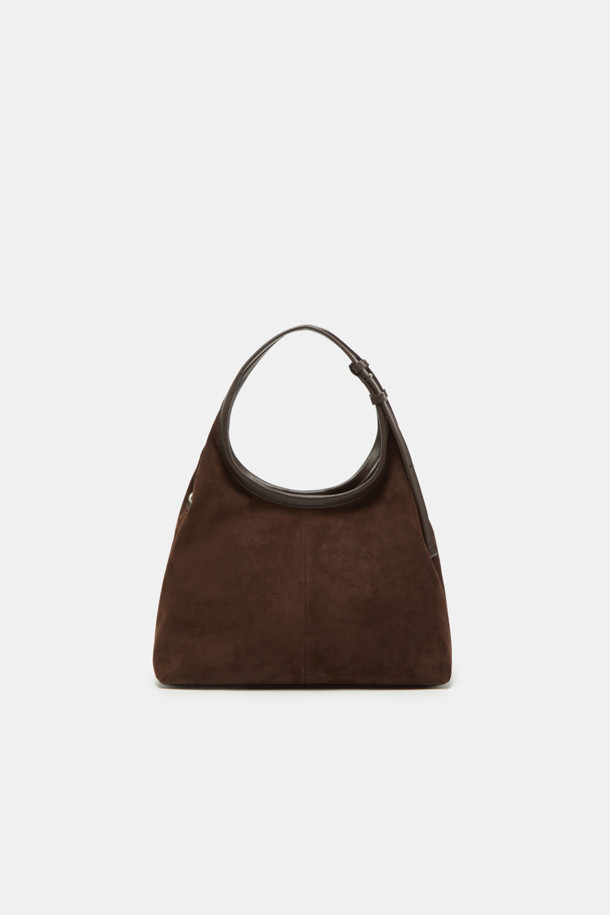 세느 토트 30 스웨이드는 여성스러운 데이트룩, 모임룩에 어울리는 가방입니다. 부드러운 스웨이드 소재와 브라운 색상이 클래식하고 미니멀하며 시크한 분위기를 연출합니다. 미디엄 사이즈에 반원 모양으로 디자인되어 있으며, 숄더 스트랩으로 편안하게 착용할 수 있습니다. 무지 디자인에 오픈형 잠금 방식으로, 소지품을 쉽게 넣고 꺼낼 수 있습니다. 일상생활에서 세련되게 스타일링하기 좋은 토트백입니다.
