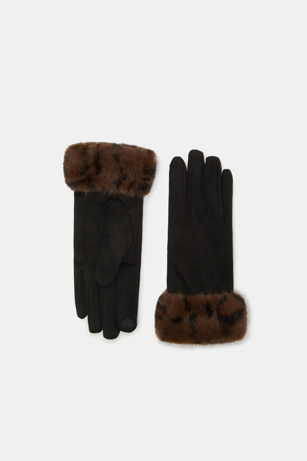 블랙과 브라운 컬러로 구성된 Fur Trim Gloves (퍼 트리밍 장갑)입니다. 스웨이드와 퍼 소재를 사용하여 부드러운 촉감과 뛰어난 보온성을 제공하며, 겨울철 일상에서 따뜻하게 착용하기 좋습니다. 미니멀하고 클래식한 디자인에 퍼 트리밍 디테일로 포인트를 더해 고급스러운 분위기를 연출합니다. 두꺼운 두께감으로 추운 날씨에도 따뜻함을 유지할 수 있습니다. 여성스러운 스타일을 완성해 줄 겨울 필수 아이템입니다.
