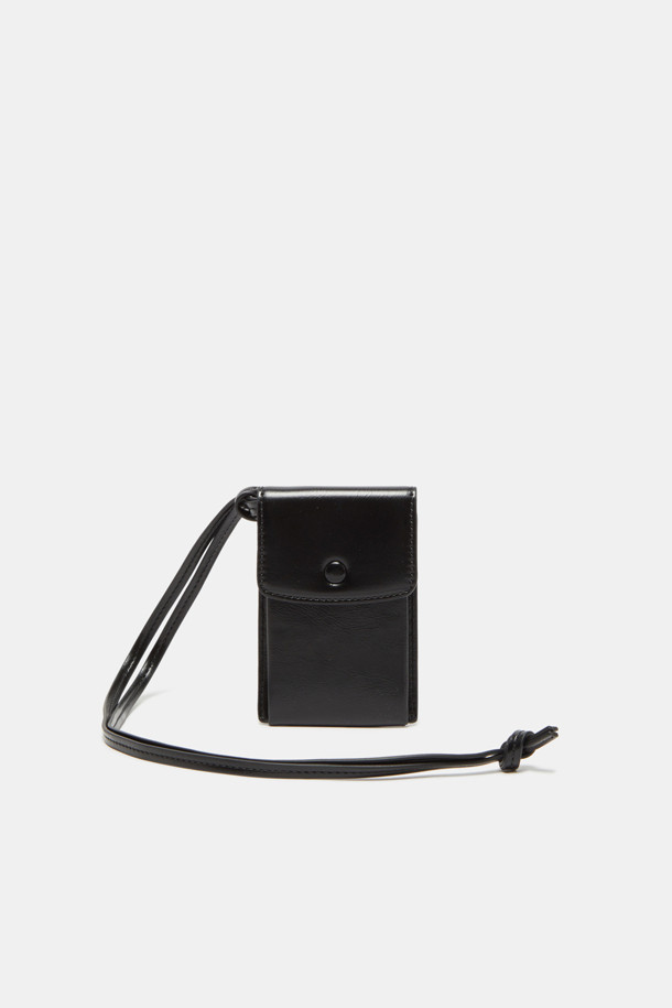 **Buttony 카드지갑**

미니멀하고 모던한 감각을 더한 Buttony 카드지갑입니다. 블랙 색상의 합성가죽 소재로 제작되어 여름철 가볍게 사용하기 좋습니다. 방수 기능을 갖춰 물과 얼룩에 강하며, 관리가 용이합니다. 탈부착 스트랩과 목걸이형 디자인으로, 동네 마실룩이나 쇼핑룩에 캐주얼하게 매치하기 좋습니다. 심플한 사각 디자인에 실버 하드웨어로 포인트를 주어 미니멀, 클래식, 캐주얼 스타일을 모두 소화합니다.
