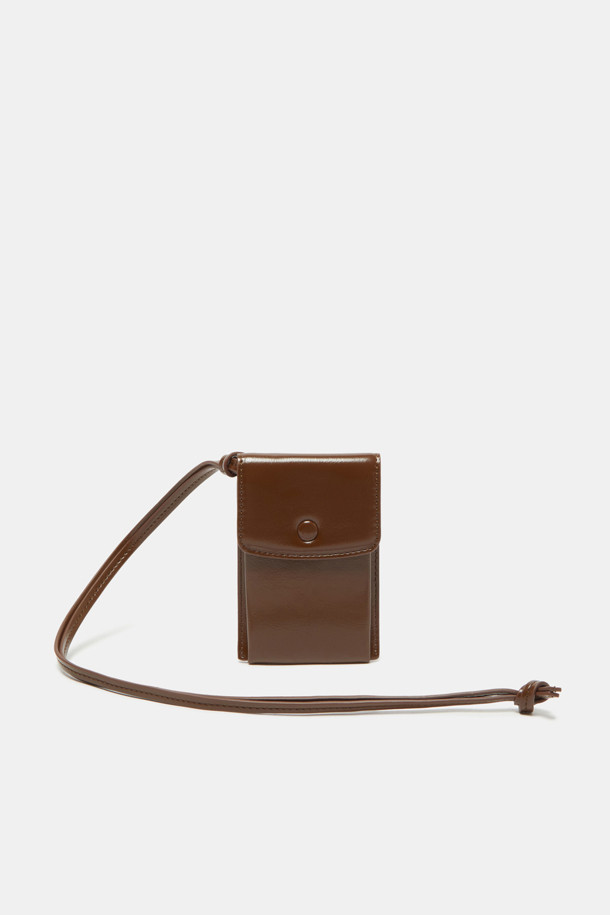 Buttony(버터니) 카드 지갑은 미니멀하고 시크한 스타일을 추구하는 당신을 위한 필수템입니다. 부드러운 합성가죽 소재와 사각 형태, 무지 디자인으로 모던하고 심플한 매력을 선사합니다. 경량, 방수 기능에 목걸이형 스트랩과 체인 디자인 장식으로 실용성과 트렌디함을 동시에 잡았습니다. 컴팩트한 사이즈에 얇은 두께로 휴대성이 뛰어나 데이트룩, 쇼핑룩, 카페룩 등 다양한 TPO에 활용하기 좋습니다. 실버 컬러로 시원하고 세련된 포인트를 더해보세요.
