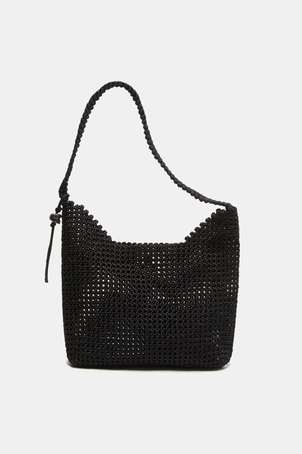 Horlo Shoulder 40은 쿨 터치 감촉과 세련된 메쉬 워크가 돋보이는 여성용 숄더백입니다. SS 시즌에 어울리는 실버 컬러의 나일론 소재로 제작되었으며, 40 사이즈로 데일리 숄더백 또는 크로스백 스타일로 연출할 수 있습니다. 트렌디한 디자인과 메쉬 디테일이 돋보이는 이 가방은 봄, 여름 계절에 일상용으로 활용하기 좋습니다.
