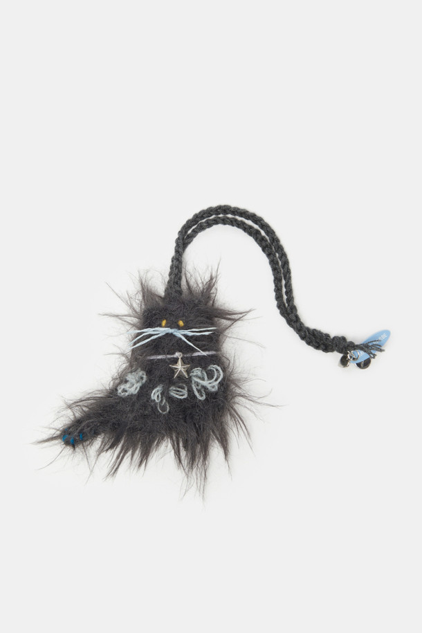 미누 참은 부드러운 니팅 소재와 털실로 제작된 핸드메이드 참/키링입니다. 작은 눈망울 디테일과 흐드러진 실 둥치가 특징이며, 포근한 촉감을 선사합니다. 가방, 열쇠, 책가방 등에 달아 동화적이고 감성적인 포인트를 더해보세요. 블랙과 블루 두 가지 색상으로 출시되어, 동네 마실룩, 카페룩, 여행룩 등 다양한 TPO에 걸리시, 로맨틱, 캐주얼 스타일을 완성해줍니다.
